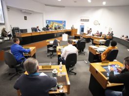 Plenário da Câmara de Vereadores de Joinville, onde vereadores estão debatendo sobre moção