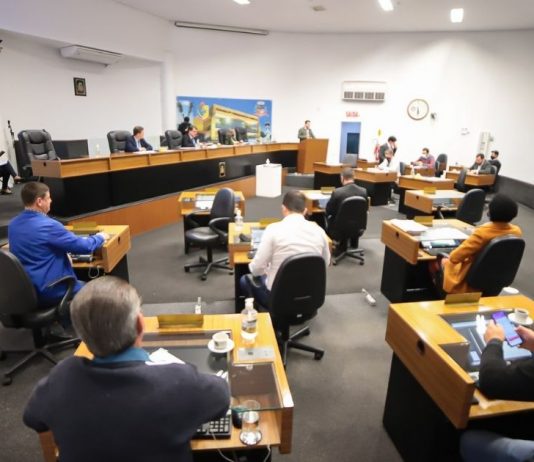 Plenário da Câmara de Vereadores de Joinville, onde vereadores estão debatendo sobre moção
