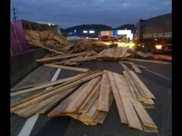 VÍDEO – Tombamento de carga e colisão de caminhão interditam BR-101, em Joinville