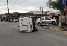 Carro capota durante acidente em cruzamento no bairro Vila Nova, em Joinville (3)