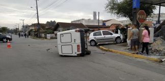 Carro capota durante acidente em cruzamento no bairro Vila Nova, em Joinville (3)