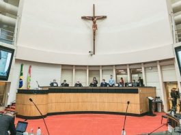 Debutados votando a reforma da previdência estadual na Alesc