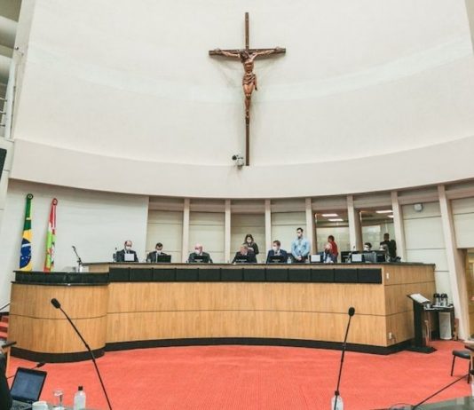 Debutados votando a reforma da previdência estadual na Alesc