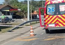 Ambulância dos bombeiros no local do acidente