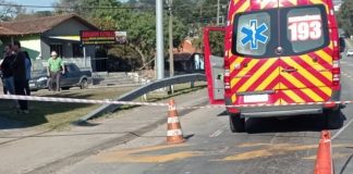 Ambulância dos bombeiros no local do acidente