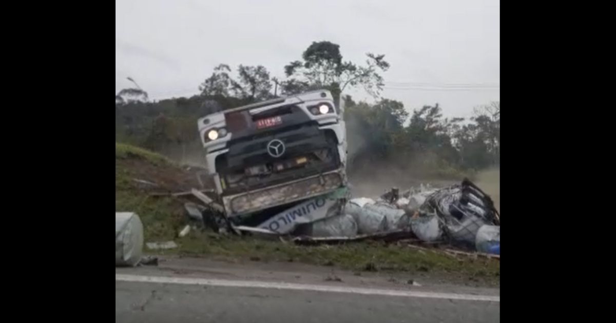 VÍdeo Carreta Com Produtos Químicos Tomba Na Br 101 Em Araquari