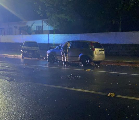 Motorista embriagado foge após invadir contramão e causar acidente em Joinville
