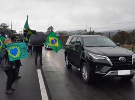 VÍDEO – Paralisação dos caminhoneiros fecha uma das faixas da BR-101, em Joinville