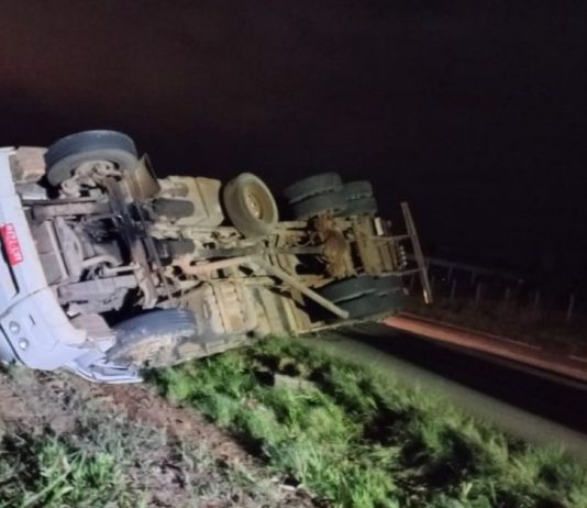 Caminhão tomba após bater contra carro na BR-280, em Canoinhas