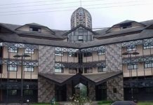 Pedestre é indenizado após cair em buraco na calçada no Saguaçu, em Joinville pedestre