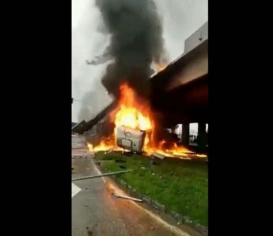 VIDEO – Caminhão pega fogo após cair de viaduto na BR-101, na Grande Florianópolis