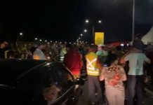 VÍDEO – Com foguetes, manifestantes voltam a bloquear pista da BR-101, em Joinville bloequeio manifestantes