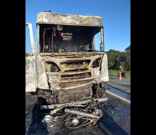 VÍDEO – Após acidente, motociclista morre e incêndio destrói moto e caminhão em Araquari caminhao e moto acidente