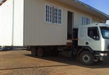 Polícia flagra caminhão transportando casa em rodovia do Oeste de SC