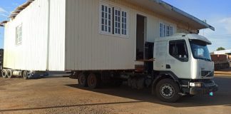 Polícia flagra caminhão transportando casa em rodovia do Oeste de SC