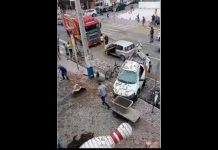 VÍDEO - Carro despenca de estacionamento de supermercado no Litoral catarinense