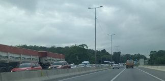 Engavetamento com três carros interdita faixa da BR-101, em Joinville