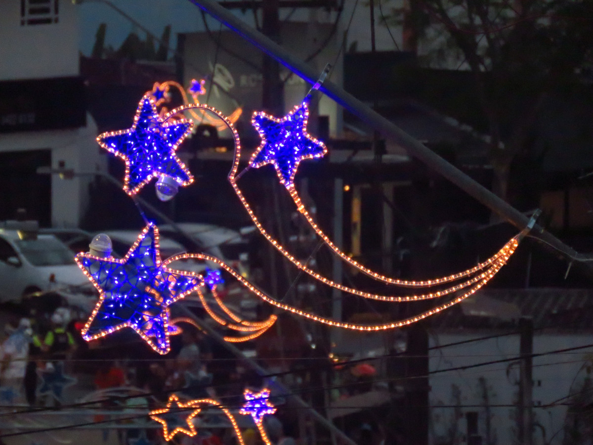 GALERIA - Visitantes movimentam a tradicional rua do Papai Noel em Joinville