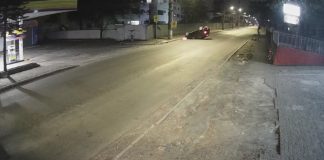 Carro colide em poste e capota no bairro Boa Vista, em Joinville