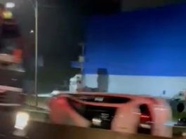 VÍDEO – Carro tomba após bater em carreta na BR-101, em Joinville