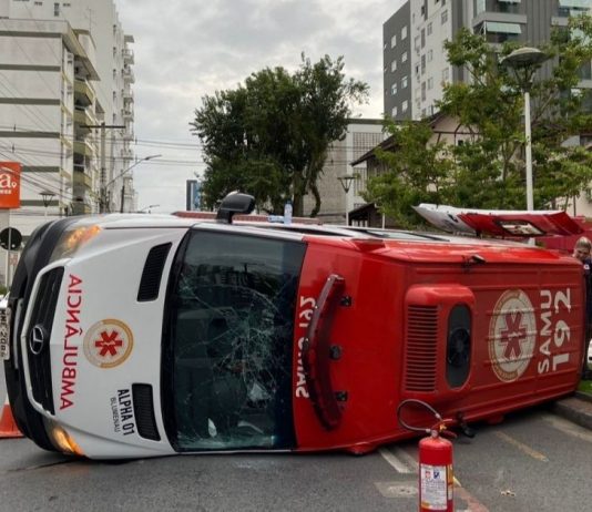 Ambulância tomba em acidente e paciente que aguardava atendimento morre em Blumenau