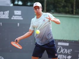 Tenista joinvilense conquista vitória e vai às oitavas em torneio mundial