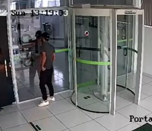 VÍDEO - Dupla arromba agência bancária em plena luz do dia em Joinville