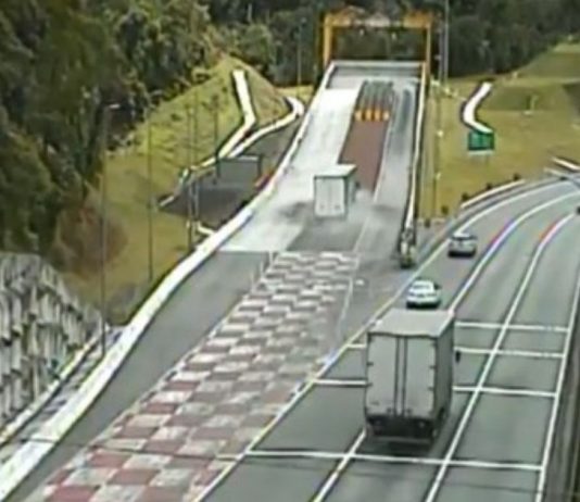 VÍDEO – Caminhão baú tem pane nos freios e para em área de escape na BR-376