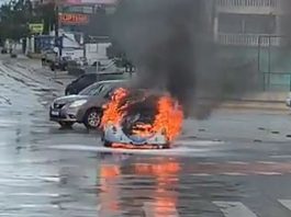 Carro pega fogo em joinville