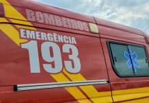 Homem morre após colidir carro em poste e ser ejetado no Vale do Itajaí