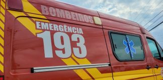 Homem morre após colidir carro em poste e ser ejetado no Vale do Itajaí