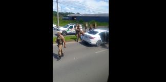 VÍDEO - Após tentar fugir da PM, motorista sob efeito de crack é preso em Joinville
