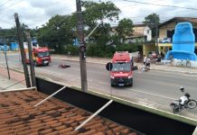 Jovem fica ferido após colidir moto em carro em Itapoá