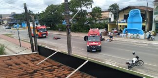 Jovem fica ferido após colidir moto em carro em Itapoá