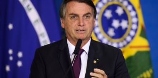 Bolsonaro assume paternidade e faz propaganda de obra custeada pelo governo de SC
