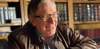 Deputados bolsonaristas querem a inclusão de Olavo de Carvalho no livro dos Heróis da Pátria