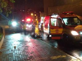 Após colidir em poste, motociclista morre no Vale do Itajaí