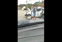 VÍDEO - Carro colide em muro de residência no bairro Itinga