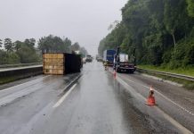 Caminhão que transportava ácido crômico tomba na BR-101 e deixa pista interditada em Joinville