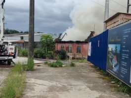 Casa fica totalmente destruída após ser atingida por incêndio no Glória, em Joinville Casa fica totalmente destruída após ser atingida por incêndio no Glória, em Joinville