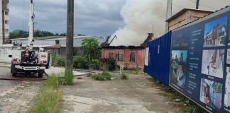 Casa fica totalmente destruída após ser atingida por incêndio no Glória, em Joinville