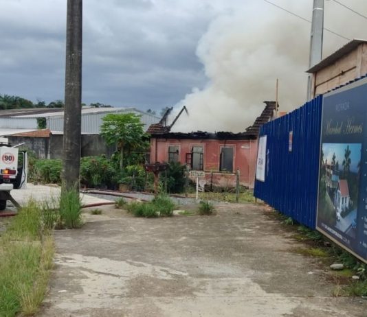 Casa fica totalmente destruída após ser atingida por incêndio no Glória, em Joinville