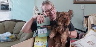"Faz parte da minha vida": conheça Mariza, voluntária de projetos sociais de leitura em Joinville