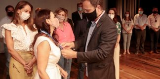 Profissionais da saúde recebem medalha Dona Francisca, maior honraria de Joinville