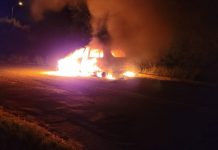 Veículo fica destruído após ser atingido por incêndio e mobiliza Corpo de Bombeiros em Mafra