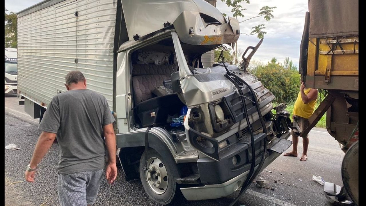 VÍDEO - Caminhoneiro fica preso às ferragens após bater contra outro  caminhão na BR-280, em Araquari