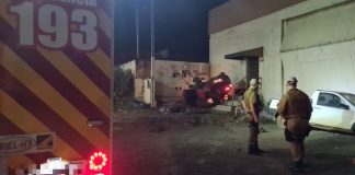 Veículo colide em carro parado, capota e atinge porta de oficina em Canoinhas