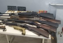 Polícias Civil e Militar cumprem mandado, encontram diversas armas e prendem homem em Itapoá