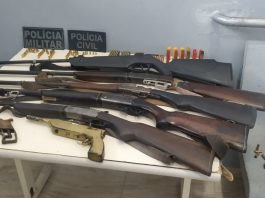 Polícias Civil e Militar cumprem mandado, encontram diversas armas e prendem homem em Itapoá