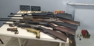 Polícias Civil e Militar cumprem mandado, encontram diversas armas e prendem homem em Itapoá